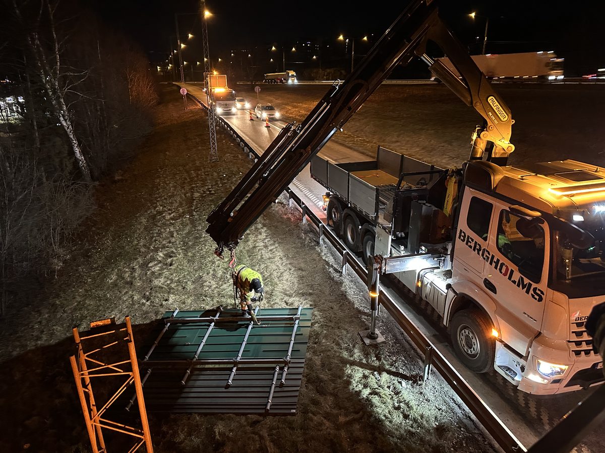 Bergholms vid ett nattligt vägarbete i Norrtälje med TMA-bil som skydd mot passerande trafik